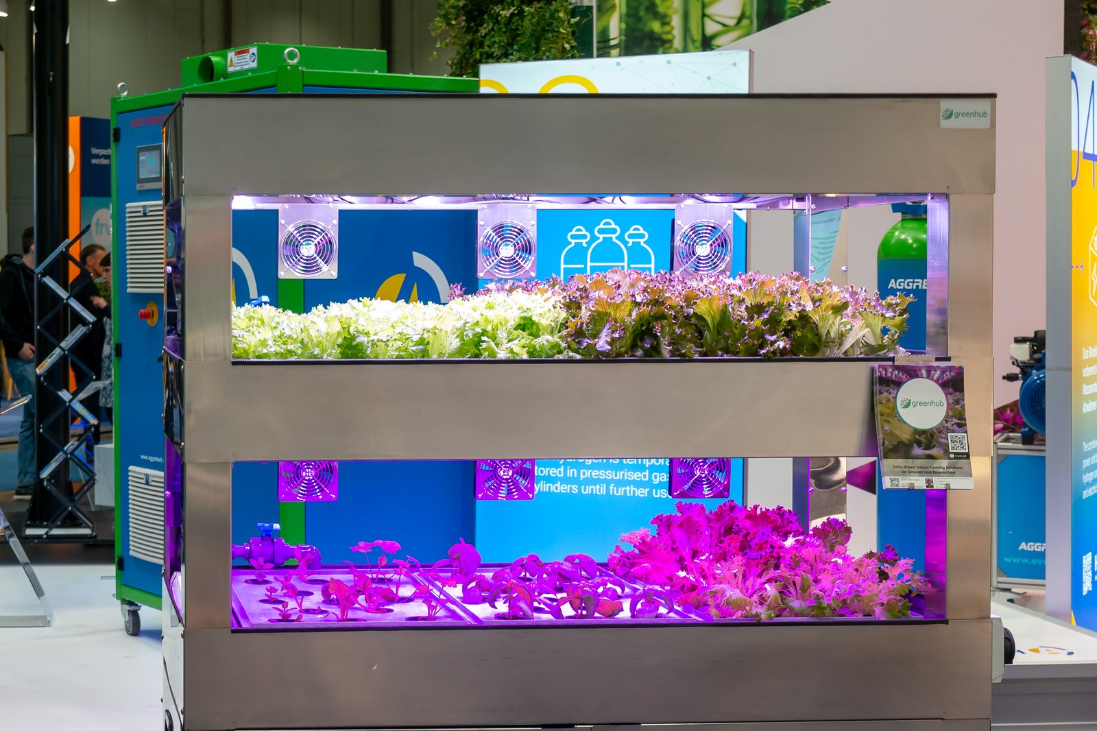 柜式植物工厂整机:两层 LED 栽培架就是一座小型植物工厂(图:Matti Blume / Wikimedia Commons,CC BY-SA 4.0)